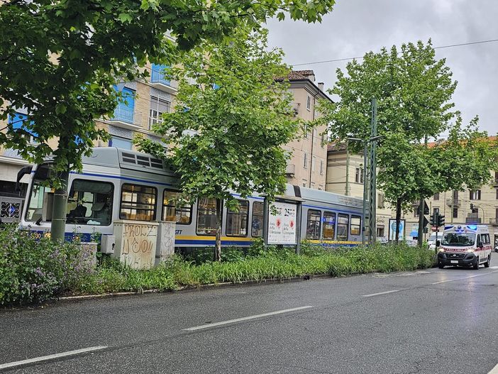 Passeggero si sente male a bordo del tram: portato all'ospedale in codice rosso