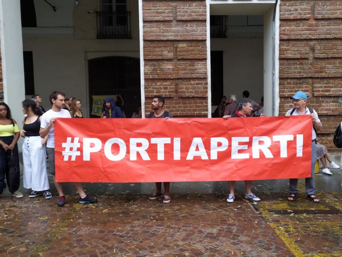 “Carola libera”, la solidarietà dei torinesi alla capitana della Sea Watch (FOTO)