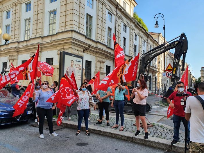 Arriva la Lazio: davanti al Golden Palace tornano a manifestare i lavoratori &quot;in bilico&quot;
