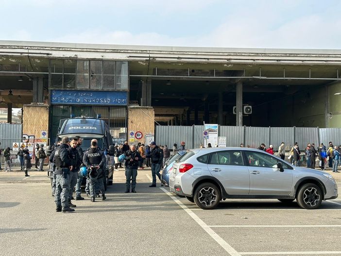 Gli anarchici in protesta all'Ufficio immigrazione: &quot;Basta attese infinite, vogliamo documenti per tutti&quot; [VIDEO]