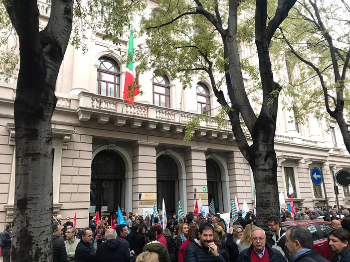 &quot;Lotta all'evasione? Servono mezzi e personale adeguati&quot;: manifestazione davanti all'Agenzia delle Entrate [FOTO]