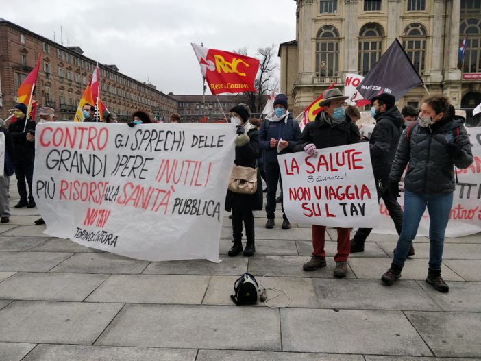 Protesta dei No Tav in piazza Castello: "Investire denaro in sanità pubblica" Protesta dei No Tav in piazza Castello: "Investire denaro in sanità pubblica"