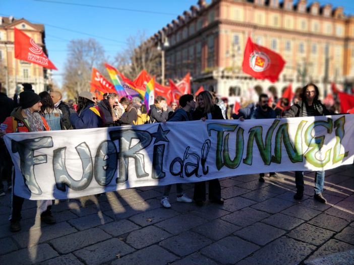 L'onda No Tav a Torino: "C'eravamo e ci saremo sempre: la Val di Susa è nostra e la difenderemo"
