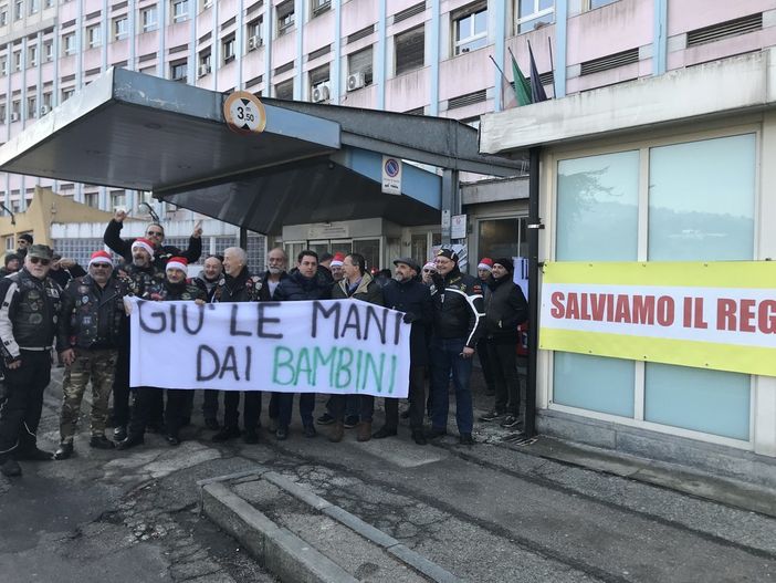 “Giù le mani dai bambini”: manifestazione contro il ridimensionamento del Regina Margherita (VIDEO)