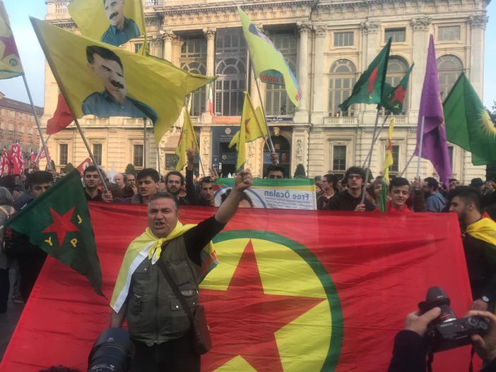 Torino scende in piazza e si schiera con il popolo curdo: “Erdogan fascista assassino” [FOTO E VIDEO]