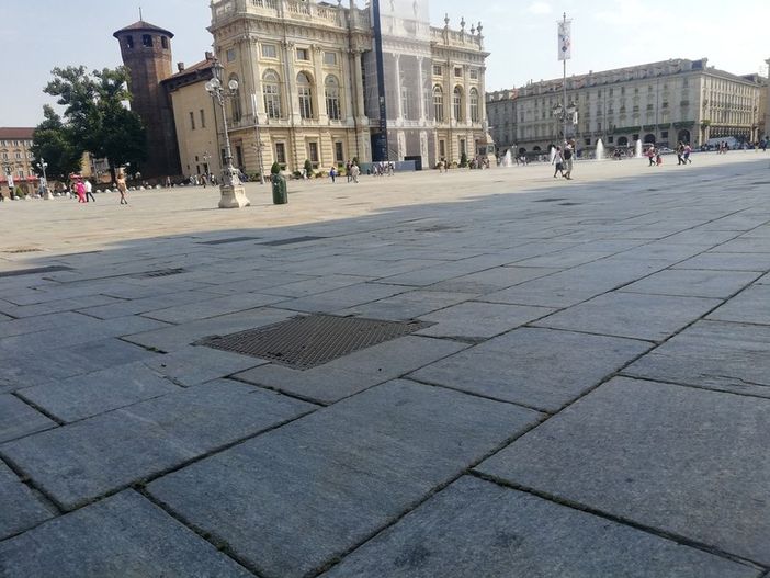 Il Consiglio comunale: “Salvaguardare i marciapiedi in pietra della città”