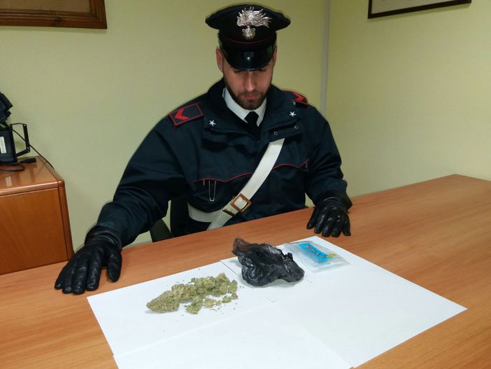 Ivrea, nascondeva 20 grammi di marijuana nello zaino: denunciato