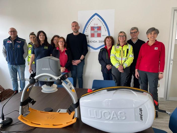 Consegna dei massaggiatori cardiaci agli operatori del 118 Consegna dei massaggiatori cardiaci agli operatori del 118