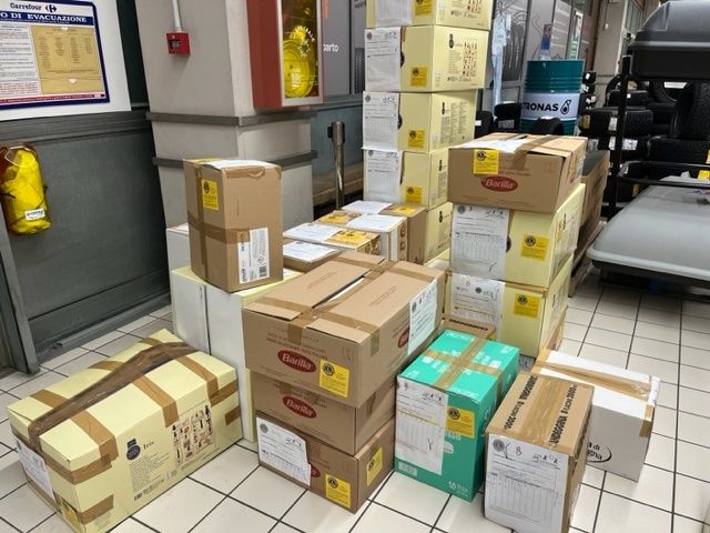 pacchi di prodotto acquistati per beneficenza