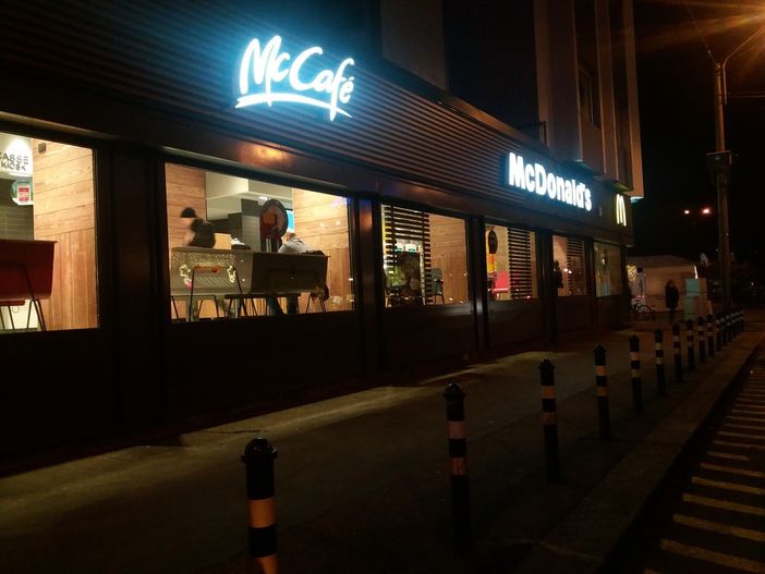 Asl e municipale al Mc Donald's di Santa Rita: si corre ai ripari per puzza e rumore