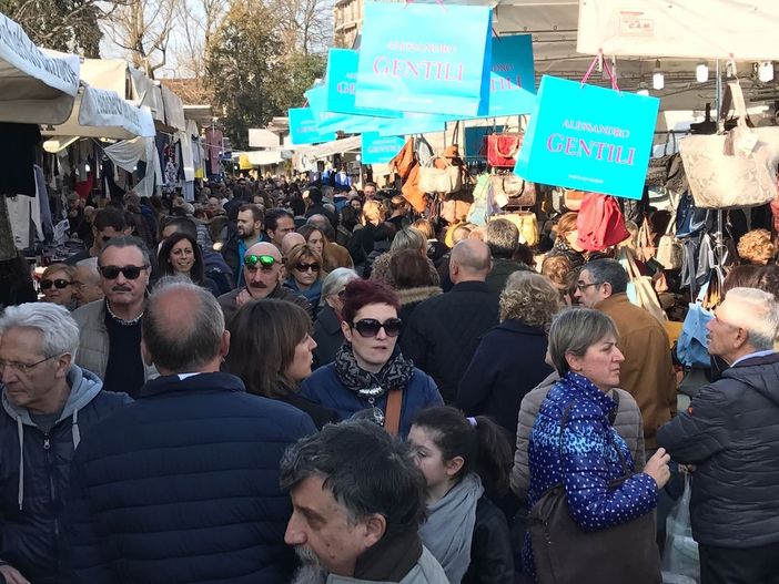 L’originale Consorzio "Gli Ambulanti di Forte dei Marmi" a Beinasco sabato 24 e a Carmagnola domenica 25 febbraio L’originale Consorzio "Gli Ambulanti di Forte dei Marmi" a Beinasco sabato 24 e a Carmagnola domenica 25 febbraio