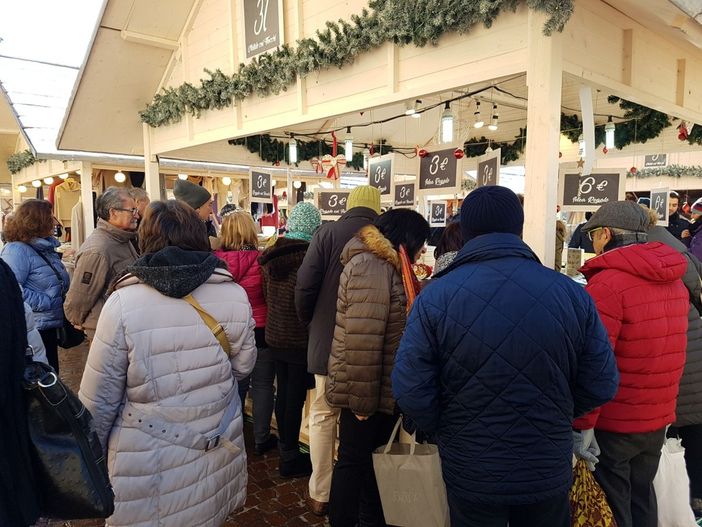 Natale, cresce la spesa per i regali artigianali. Ma i due terzi degli acquisti saranno dedicati ad alimentari e bevande