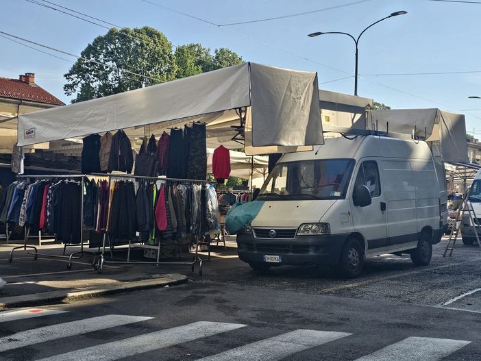 Buche, pochi banchi e scivoli assenti al mercato di piazza Borromini Buche, pochi banchi e scivoli assenti al mercato di piazza Borromini
