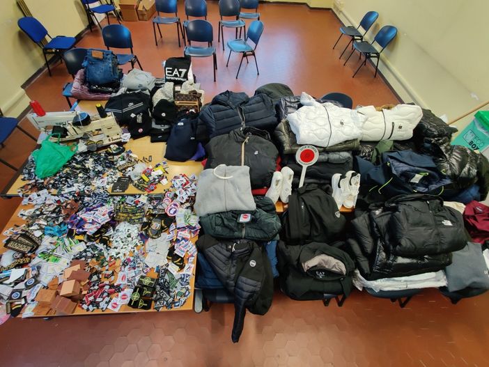 merce contraffatta sequestrata merce contraffatta sequestrata