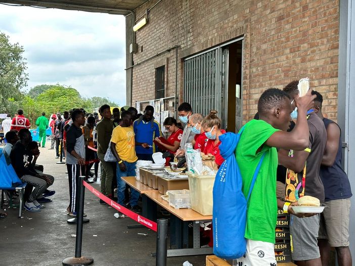 Via Traves al collasso, 500 migranti nel centro: “Così non possiamo andare avanti, intervenga il Governo” Via Traves al collasso, 500 migranti nel centro: “Così non possiamo andare avanti, intervenga il Governo”