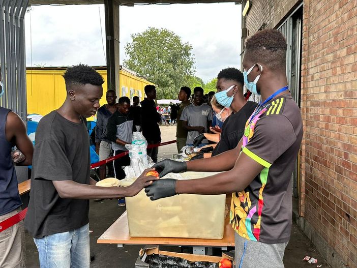 Migranti, sbarchi raddoppiati e oltre 100.000 arrivi nel 2023: a Torino aperto il centro in via Traves