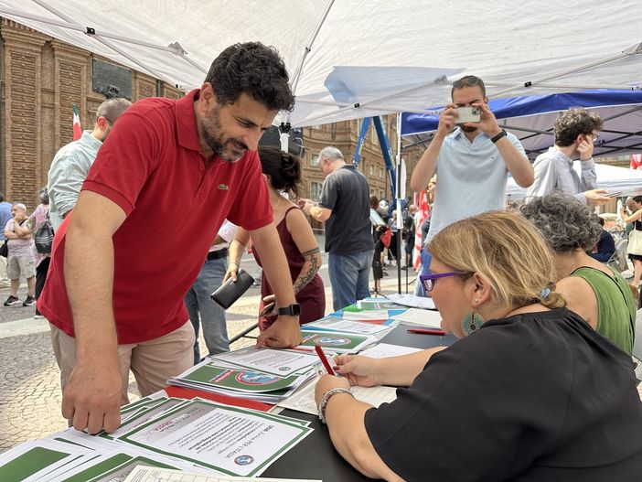 Il segretario regionale del Pd Mimmo Rossi mentre firma ad un banchetto
