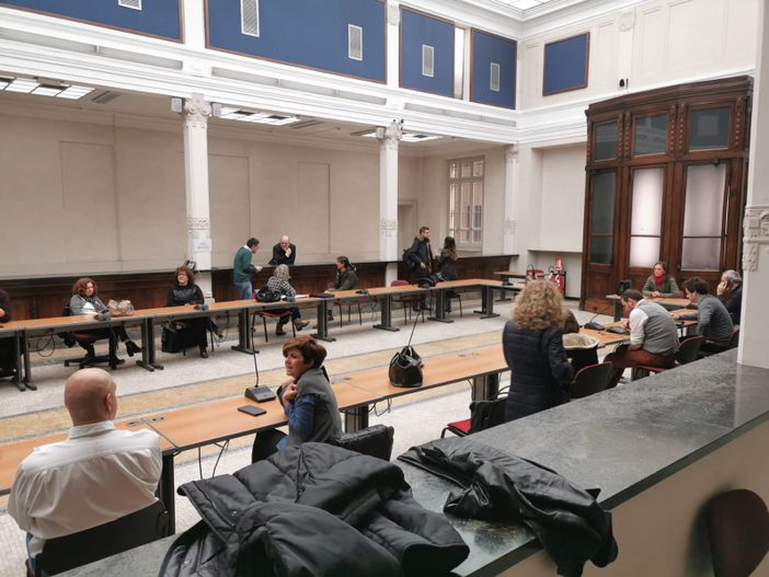 Coronavirus, a Palazzo Civico si stringono le maglie sulla sicurezza: un metro di distanza tra consiglieri e gel igienizzanti [FOTO]