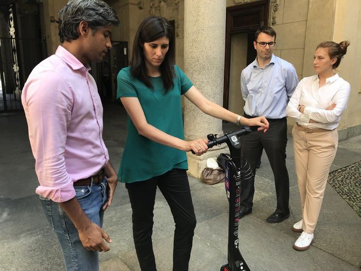 Da oggi via libera ai monopattini elettrici sulle ciclabili e zone 30 di Torino: il Comune vuole la velocità ridotta anche nella Ztl