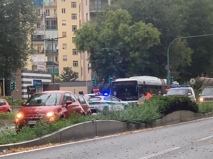 Il monopattino finisce contro un bus, ferita una ragazza di 21 anni Il monopattino finisce contro un bus, ferita una ragazza di 21 anni