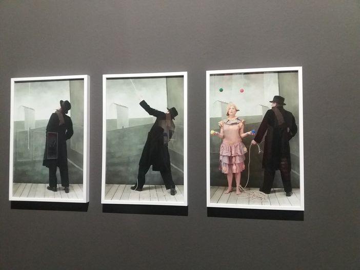 Pagliacci e soldati in una giostra, tra sogno e realtà: ecco il carosello di Ventura [FOTO]