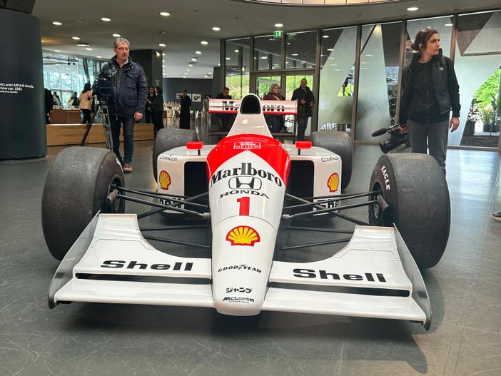 La leggendaria McLaren pilota negli anni d'Oro da Ayrton Senna La leggendaria McLaren pilota negli anni d'Oro da Ayrton Senna