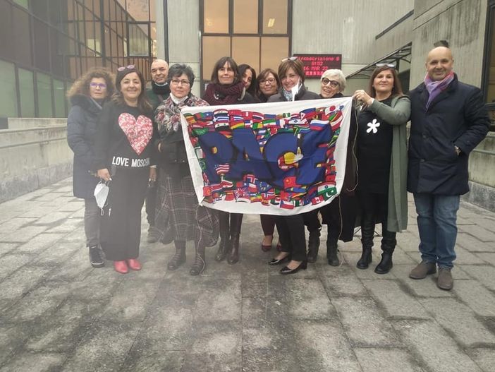 La Circoscrizione 8 solidale con l'Ucraina: appesa la bandiera del Sermig in corso Corsica