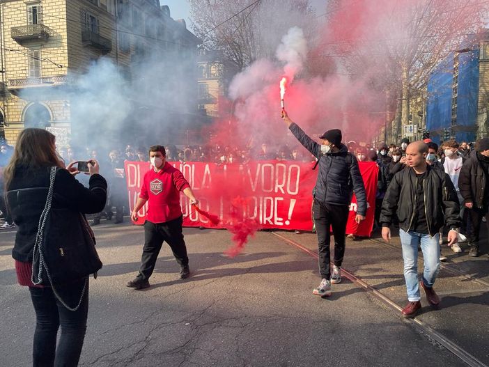 Studenti in corteo: uova contro polizia, offese a questore e governo