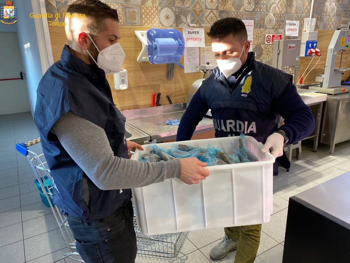 Sequestrata oltre una tonnellata di pesce e legumi conservati male Sequestrata oltre una tonnellata di pesce e legumi conservati male