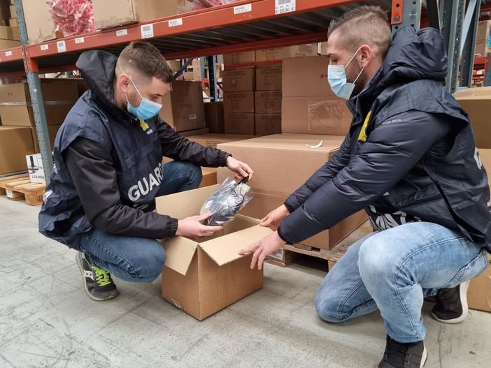 Sequestrati oltre sei milioni di articoli falsi “Made in Italy”: denunciati sette imprenditori Sequestrati oltre sei milioni di articoli falsi “Made in Italy”: denunciati sette imprenditori