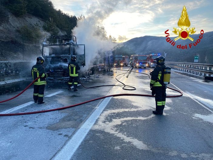 Tir che trasporta pomodori prende fuoco sulla A32, l'intervento dei Vigili del Fuoco