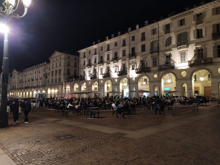 Movida, controlli della polizia: multati 13 torinesi senza mascherina, due locali chiusi e 5 sanzionati