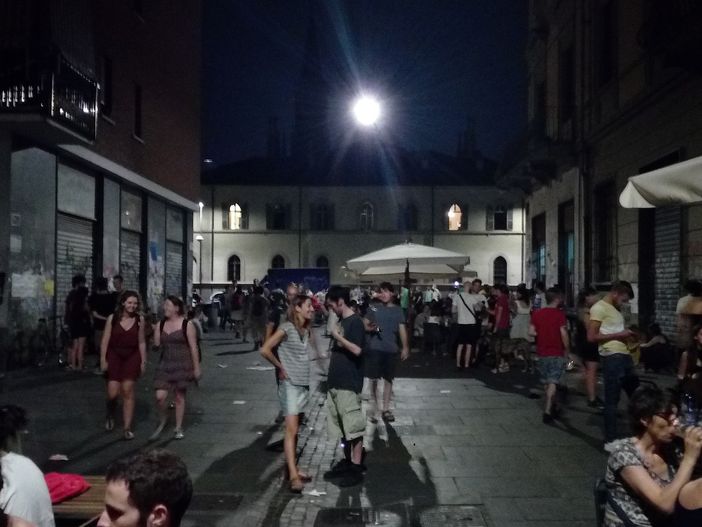 La movida si riappropria di piazza Santa Giulia La movida si riappropria di piazza Santa Giulia