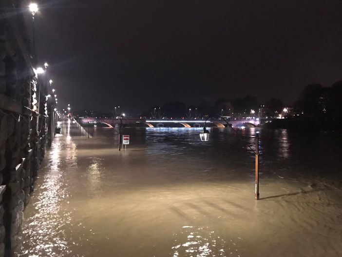 Il Po fa paura, in corso la piena del fiume: Murazzi allagati sotto una pioggia battente Il Po fa paura, in corso la piena del fiume: Murazzi allagati sotto una pioggia battente