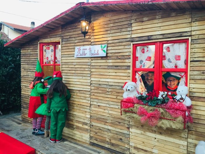 villaggio natalizio con addobbi