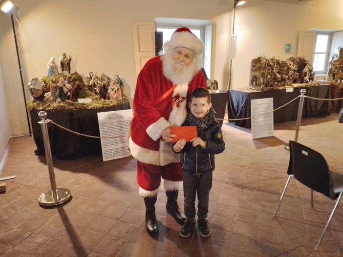 I bambini torinesi piangono la scomparsa di Giuseppe, il Babbo Natale delle feste di via