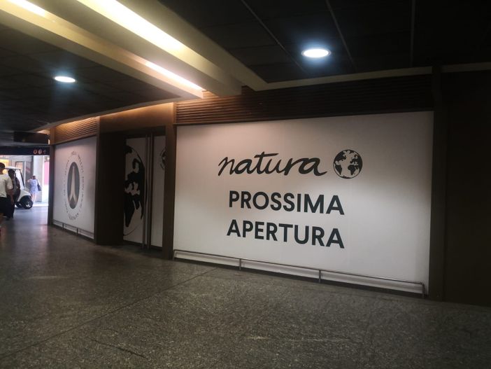 cartelli di prossima apertura sulle vetrine di un negozio cartelli di prossima apertura sulle vetrine di un negozio