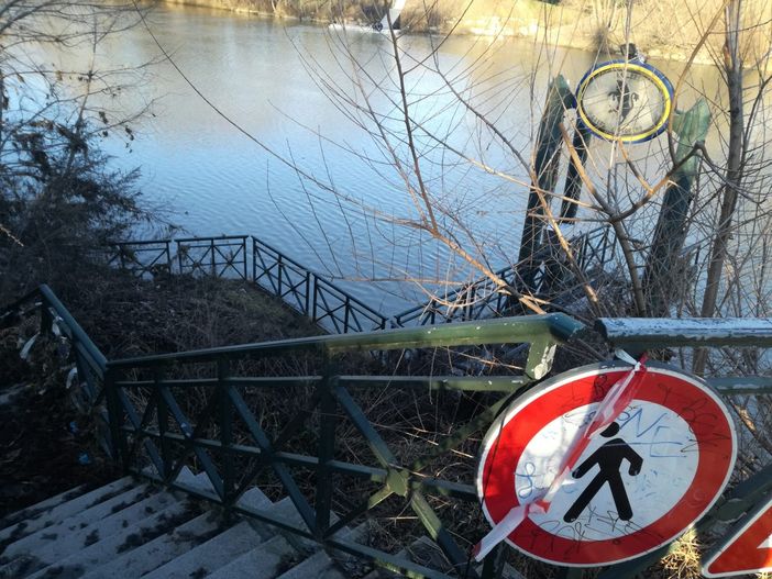 cartello e scala verso il Po degradate