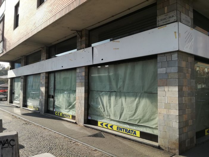 Intorno al Moi, una distesa di saracinesche abbassate. Forse per sempre Intorno al Moi, una distesa di saracinesche abbassate. Forse per sempre