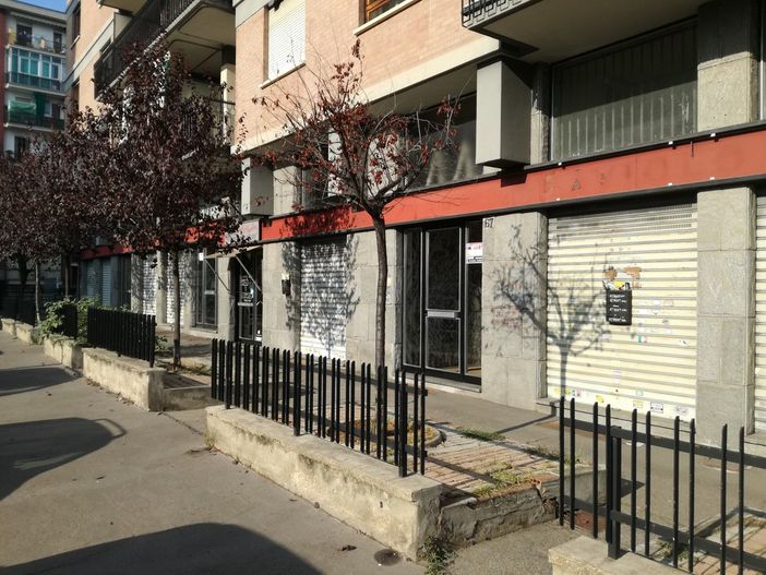 Uno dei negozi attorno all'ex Moi chiusi qualche anno fa Uno dei negozi attorno all'ex Moi chiusi qualche anno fa