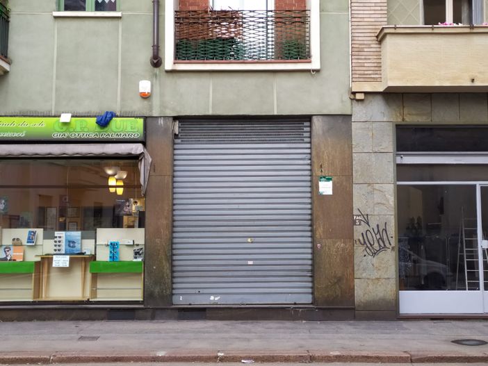 negozio con le serrande abbassate negozio con le serrande abbassate