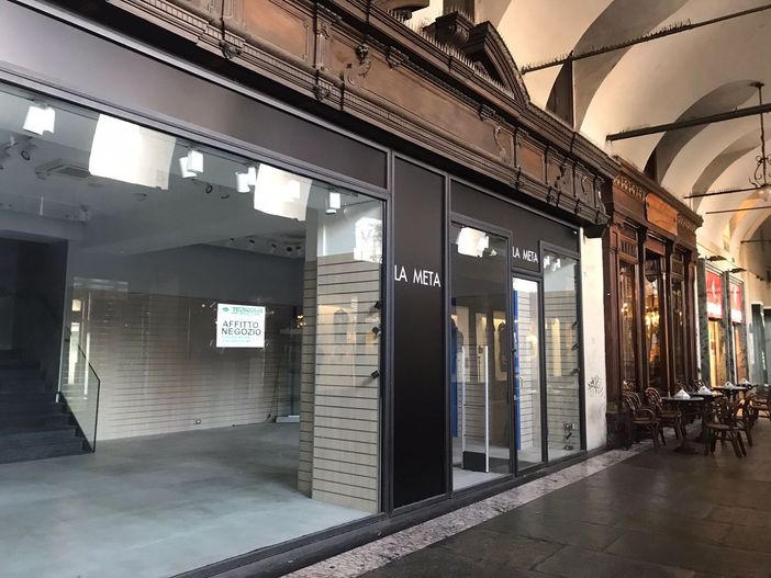 La lenta agonia di piazza Castello: sotto i portici moria di negozi a due passi dalla fermata per i turisti [FOTO]