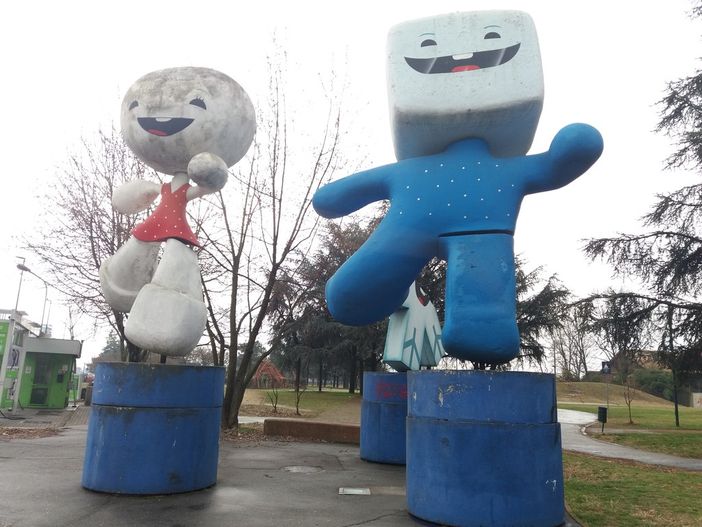 Le statue delle mascotte olimpiche Neve, Gliz e Aster Le statue delle mascotte olimpiche Neve, Gliz e Aster