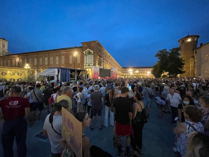 La manifestazione in piazza Castello La manifestazione in piazza Castello