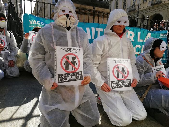 A Torino tornano i No Vax: sit-in nella neo piazza della Costituzione per commemorare il dottor De Donno A Torino tornano i No Vax: sit-in nella neo piazza della Costituzione per commemorare il dottor De Donno