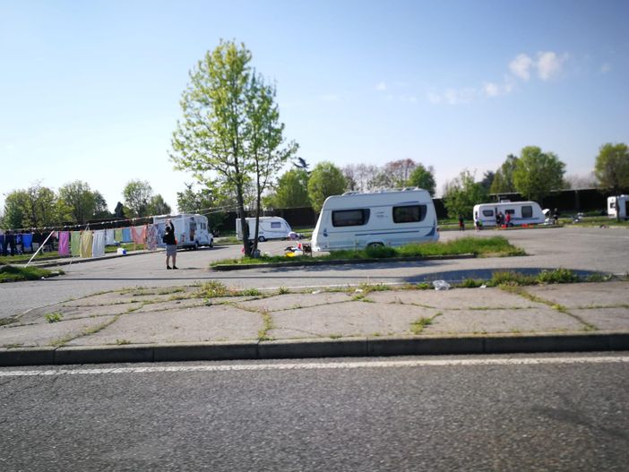 Accampamento abusivo nel parcheggio del cimitero sud di Torino, Ricca: "Sgombero subito" Accampamento abusivo nel parcheggio del cimitero sud di Torino, Ricca: "Sgombero subito"