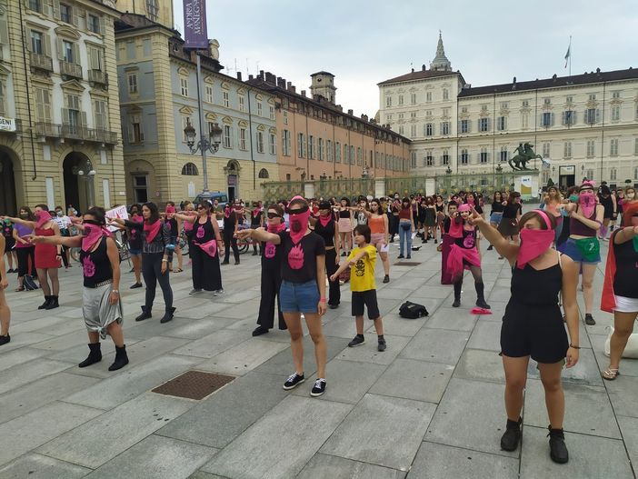 Non una di meno si prende Piazza Castello: “Sì alla ripartenza, no all'oppressione delle donne” (FOTO e VIDEO) Non una di meno si prende Piazza Castello: “Sì alla ripartenza, no all'oppressione delle donne” (FOTO e VIDEO)