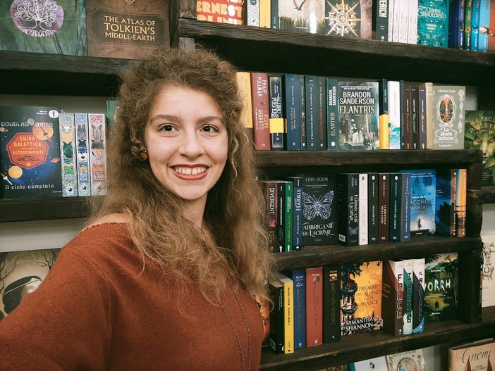 libri su scaffali di una libreria