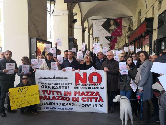 Torino, flash mob contro la nuova Ztl in via Po: &quot;Salviamo le nostre imprese&quot; [VIDEO]