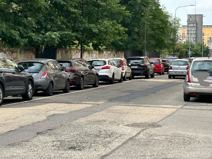 Tracciati gli stalli, da qualche giorno le vetture si sono spostate verso il centro della carreggiata
